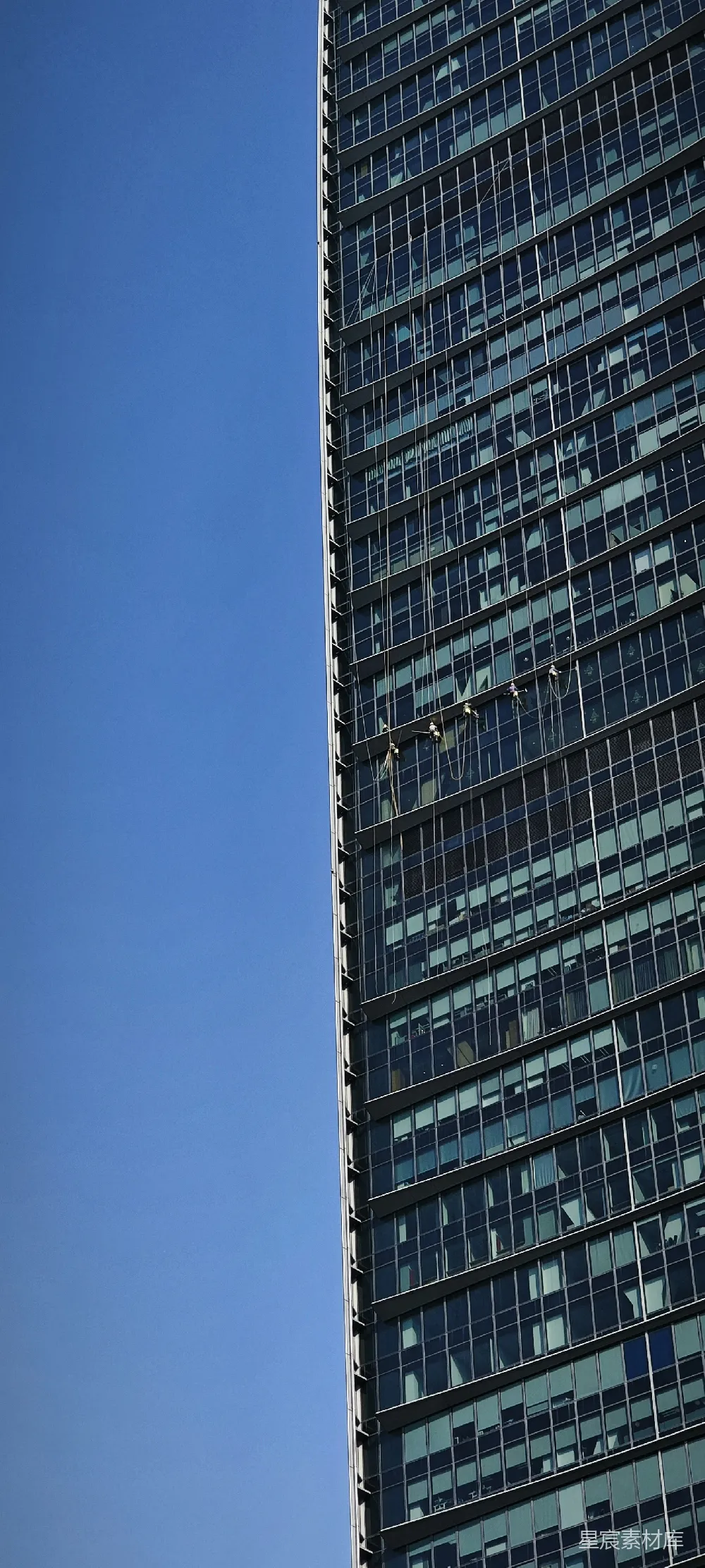 高清摄影 摩天大楼 建筑 城市 清洁 工业 摩天大楼上的清洁工人