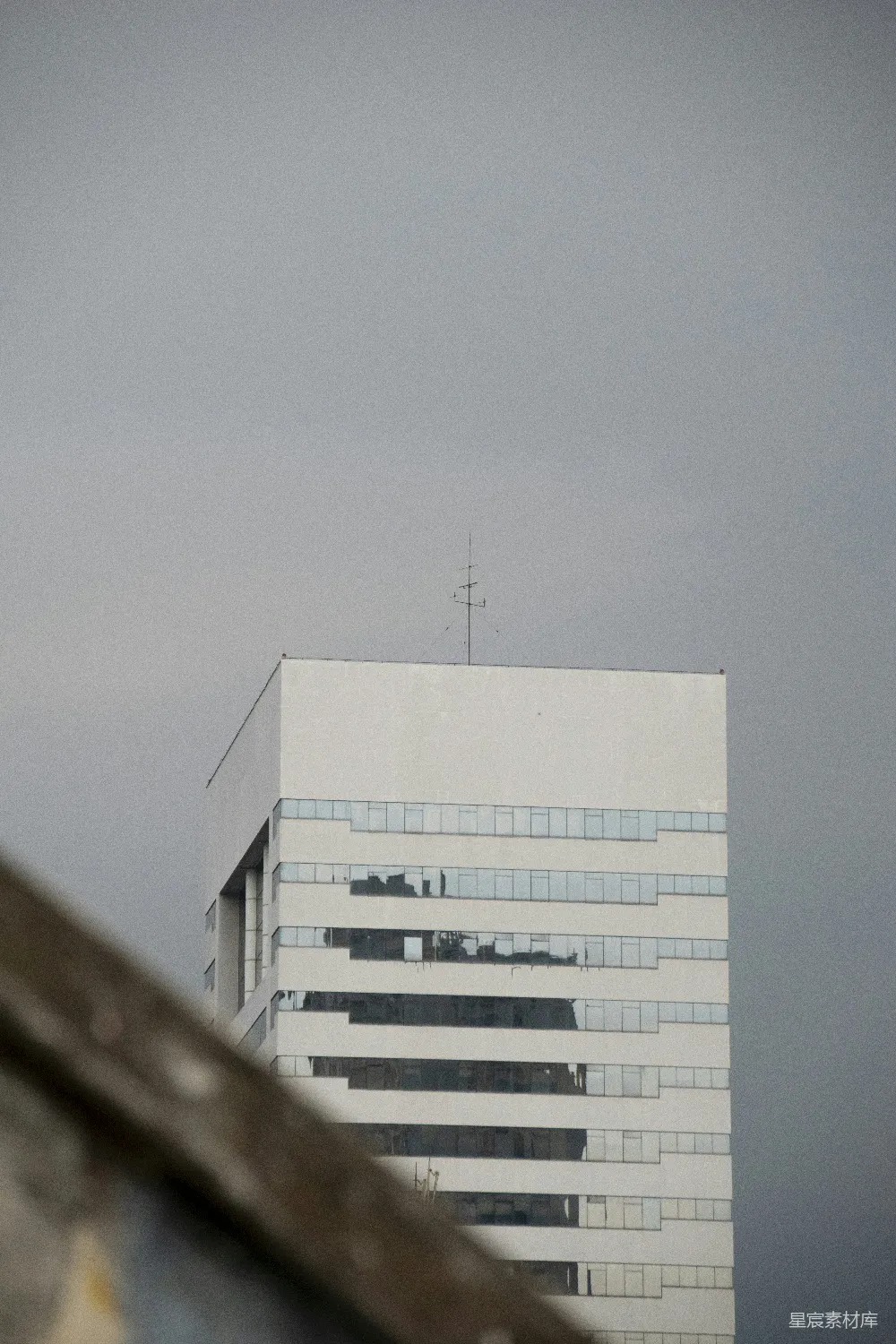 高清摄影 建筑 现代 雾 城市 高楼 现代建筑在雾中