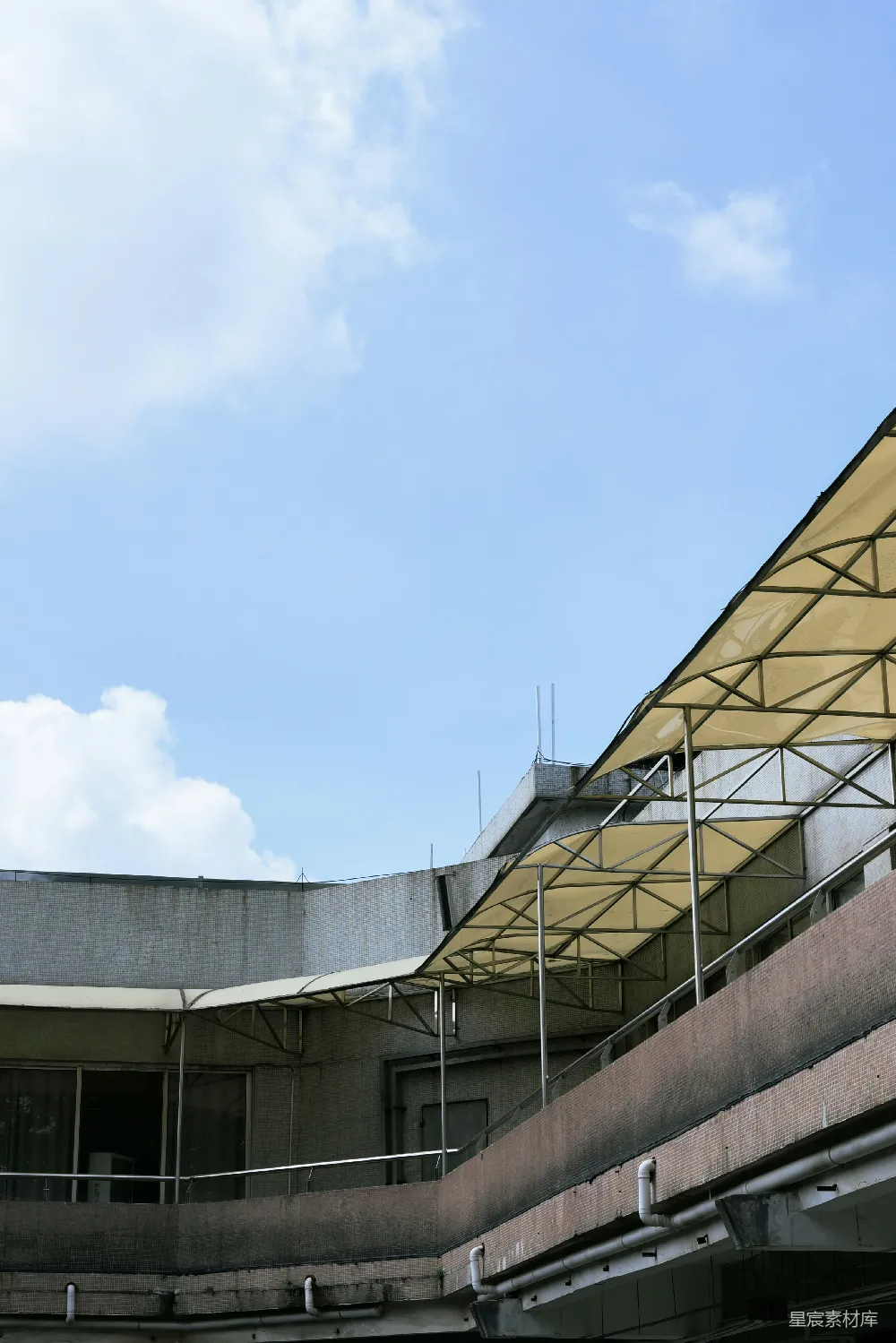 高清摄影 蓝天 建筑 几何结构 现代风格 城市风景 建筑角落的蓝天