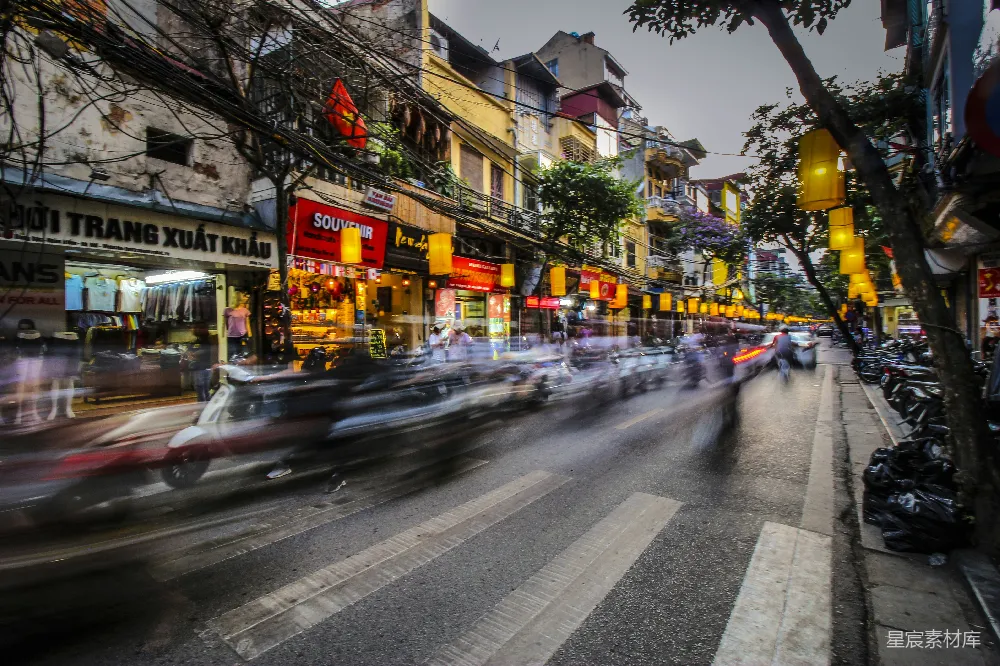 高清摄影 越南 街景 摩托车 城市生活 街道 越南街景：摩托车的流动与静谧的街道