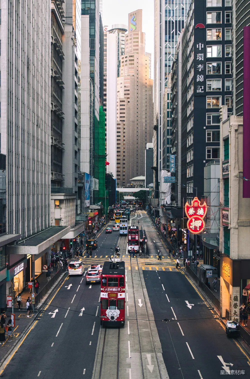 高清摄影 香港 电车 城市街景 摩天大楼 白天 香港维多利亚道的双层电车