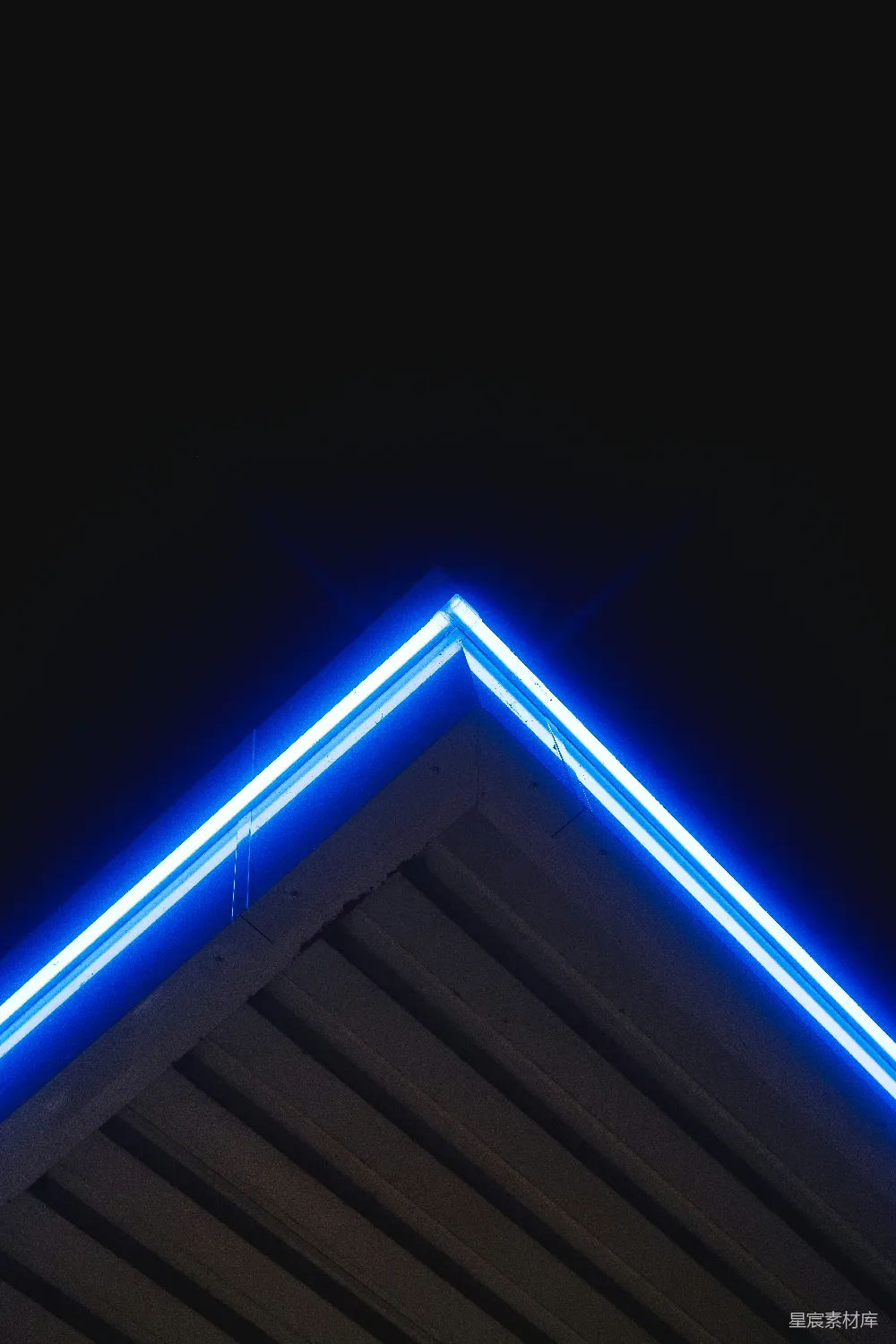 高清摄影 建筑 霓虹灯 夜晚 三角形 现代 夜空中蓝色霓虹的三角形建筑