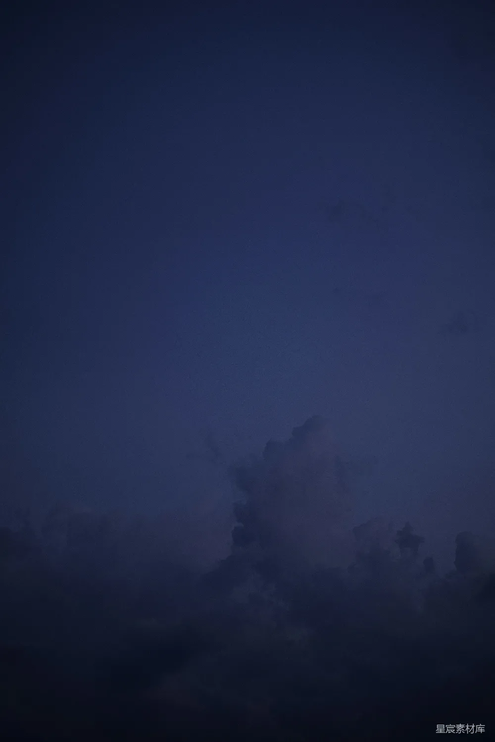 高清摄影 夜景 山脉 自然 宁静 深蓝色 夜幕下的山峦