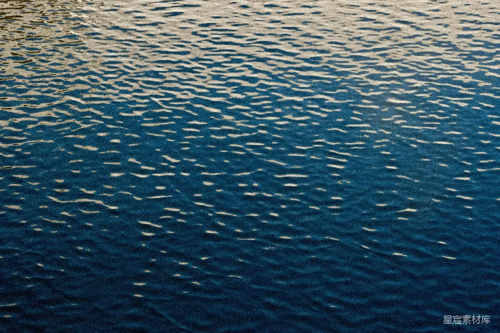 高清摄影 水纹 自然 宁静 背景 抽象 涟漪中的深蓝