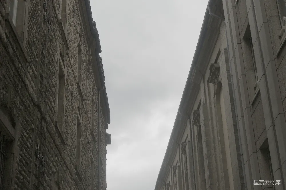 高清摄影 建筑 天空 城市 历史 阴天 两座建筑间的天空
