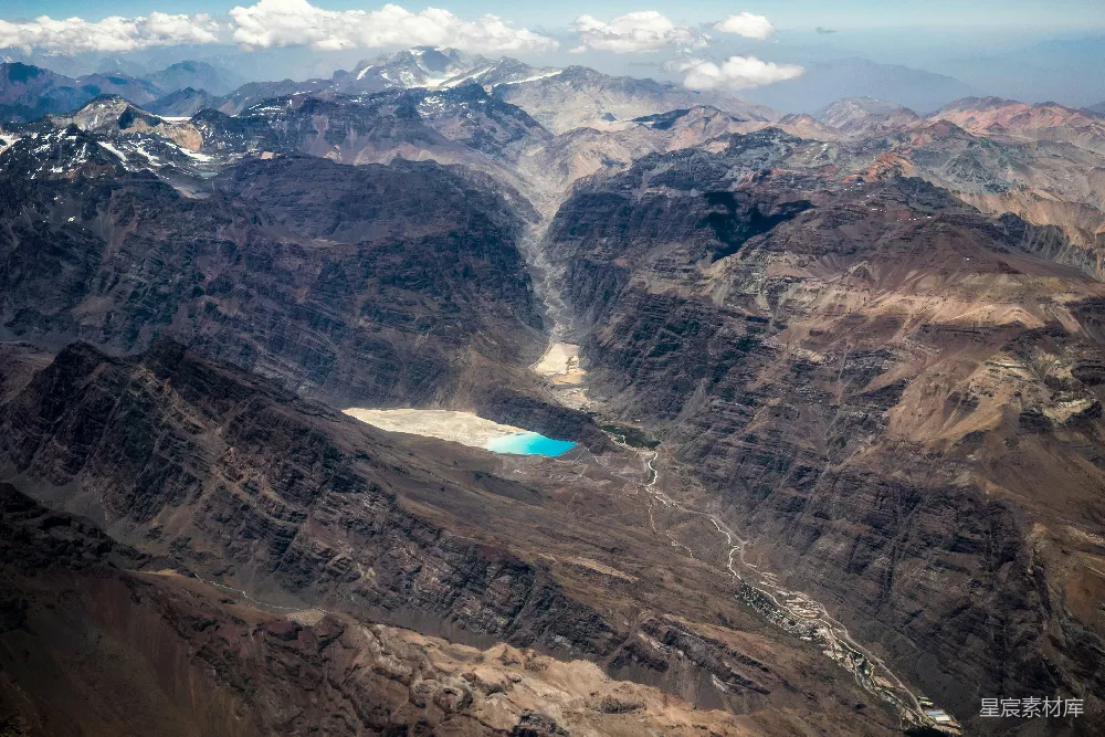 高清摄影 山脉 峡谷 湖泊 自然景观 航拍 高山峡谷与蓝湖的壮丽景色