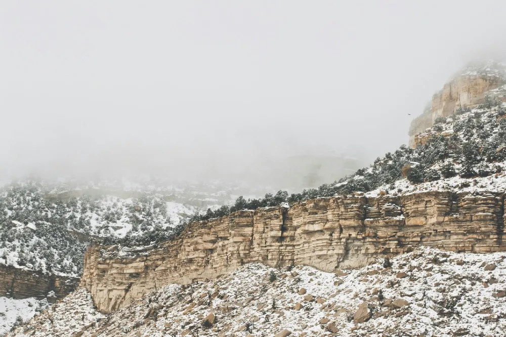高清摄影 雪景 山脉 自然风光 冬季 荒凉 雪中的悬崖峭壁
