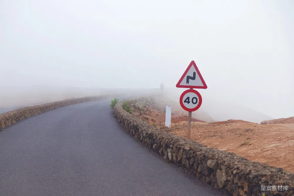 高清摄影 道路 雾气 警告标志 风景 旅行 雾中的蜿蜒山路