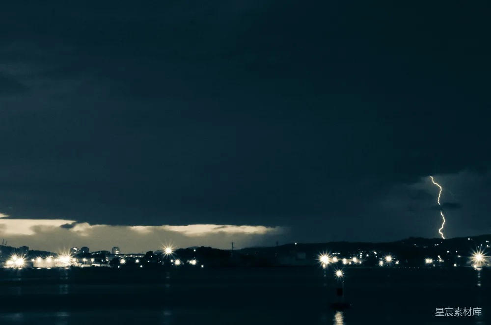 高清摄影 夜景 雷电 城市 自然 风景 雷电中的城市夜景