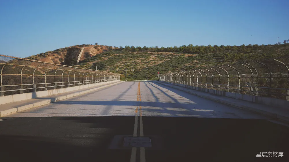高清摄影 公路 空旷 自然 风景 旅途 空旷的公路与山丘