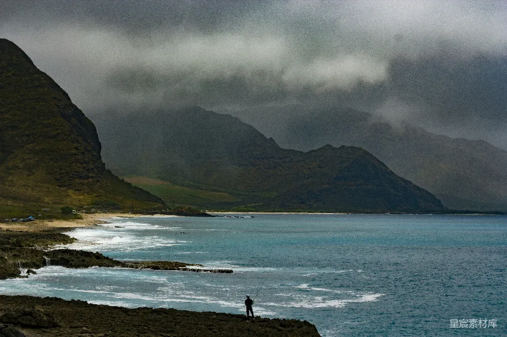 高清摄影 自然风光 户外活动 山景 海滨 阴天 海边垂钓者与风雨交加的山景