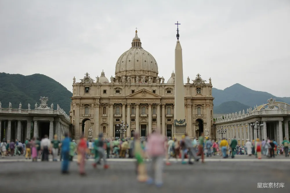 高清摄影 圣彼得大教堂 微型模型 旅游景点 建筑 人文景观 圣彼得大教堂前的微型人群