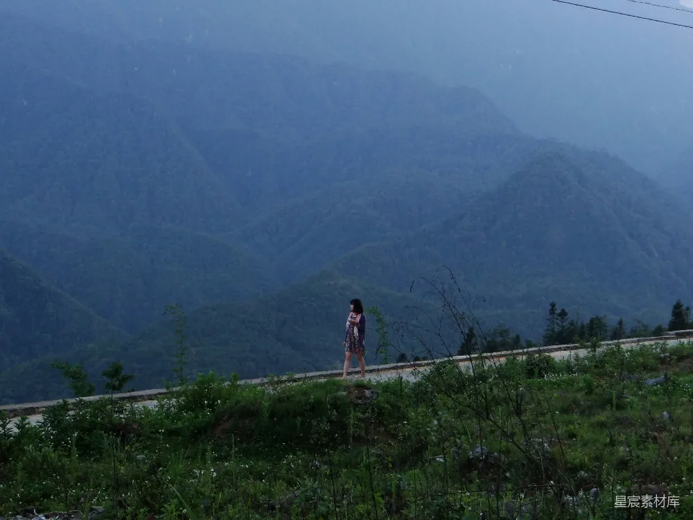 高清摄影 自然风光 独行 山间 宁静 个人风景 独行在山间的小道上