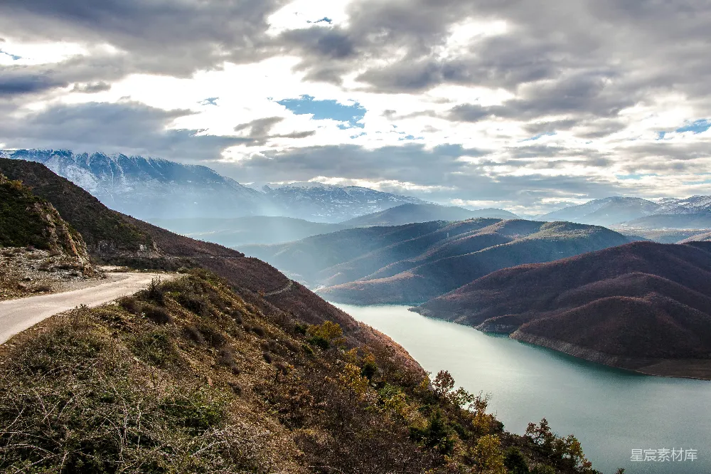 高清摄影 山景 湖泊 自然风光 户外 旅行 山间蜿蜒的湖畔风光