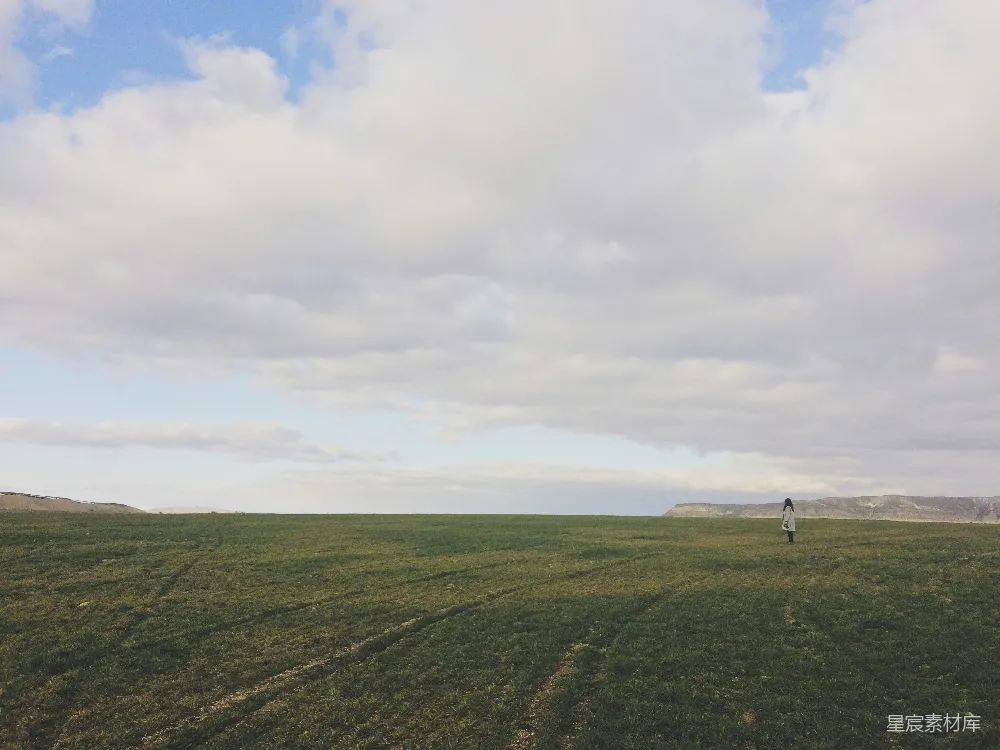 高清摄影 草原 孤独 天空 自然 风景 独自一人在广袤的草原上