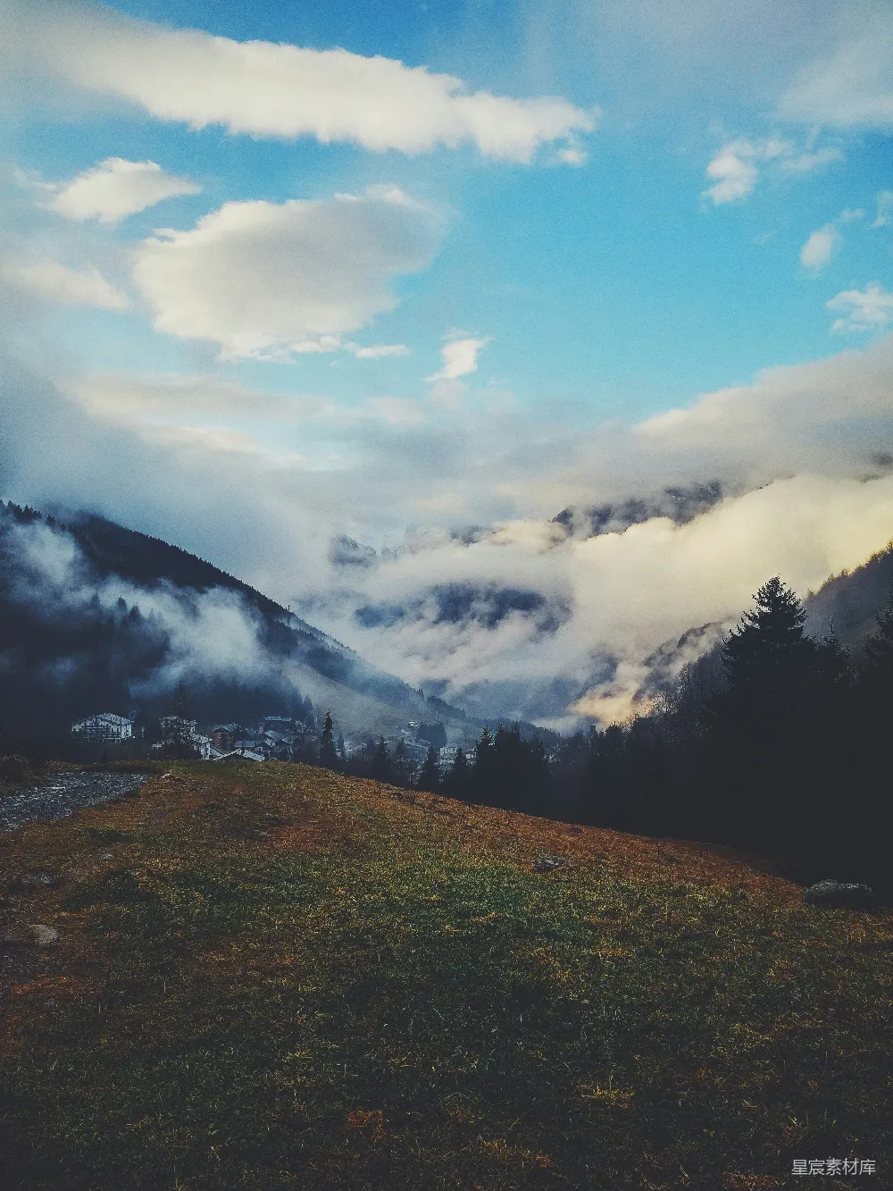 高清摄影 风景 自然 宁静 山景 晨雾 云雾缭绕的山谷