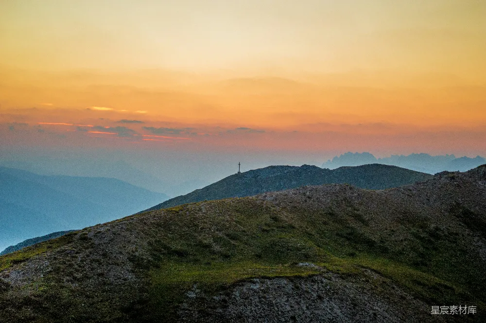 高清摄影 自然风光 日落 山景 宁静 宗教 日落山巅的十字架