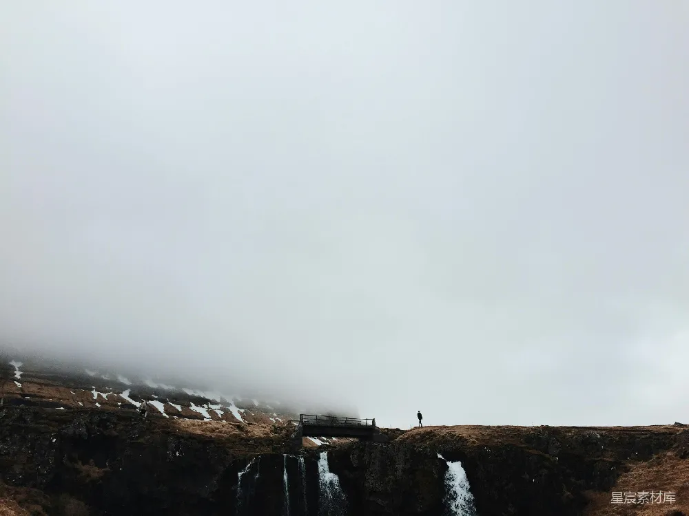高清摄影 自然风光 旅行摄影 宁静 孤独 风景 雾中悬崖上的独行者