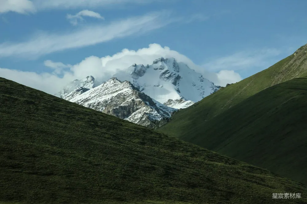 高清摄影 雪山 云海 自然风光 户外旅行 摄影 雪山与云海的壮丽景色