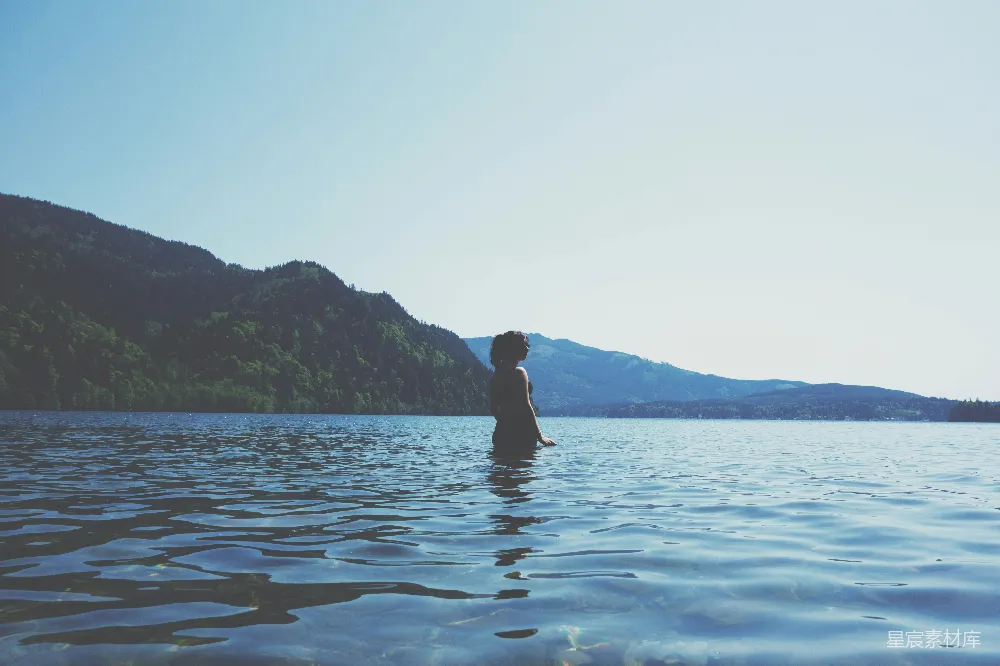 高清摄影 自然 宁静 山湖 人物 夏日 湖畔的宁静时光