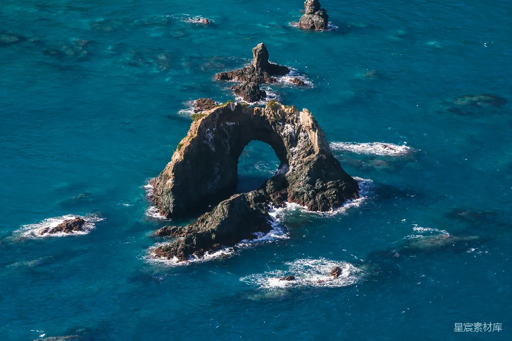 高清摄影 海岸线 自然景观 海洋 岩石 自然奇观 海中拱形岩石