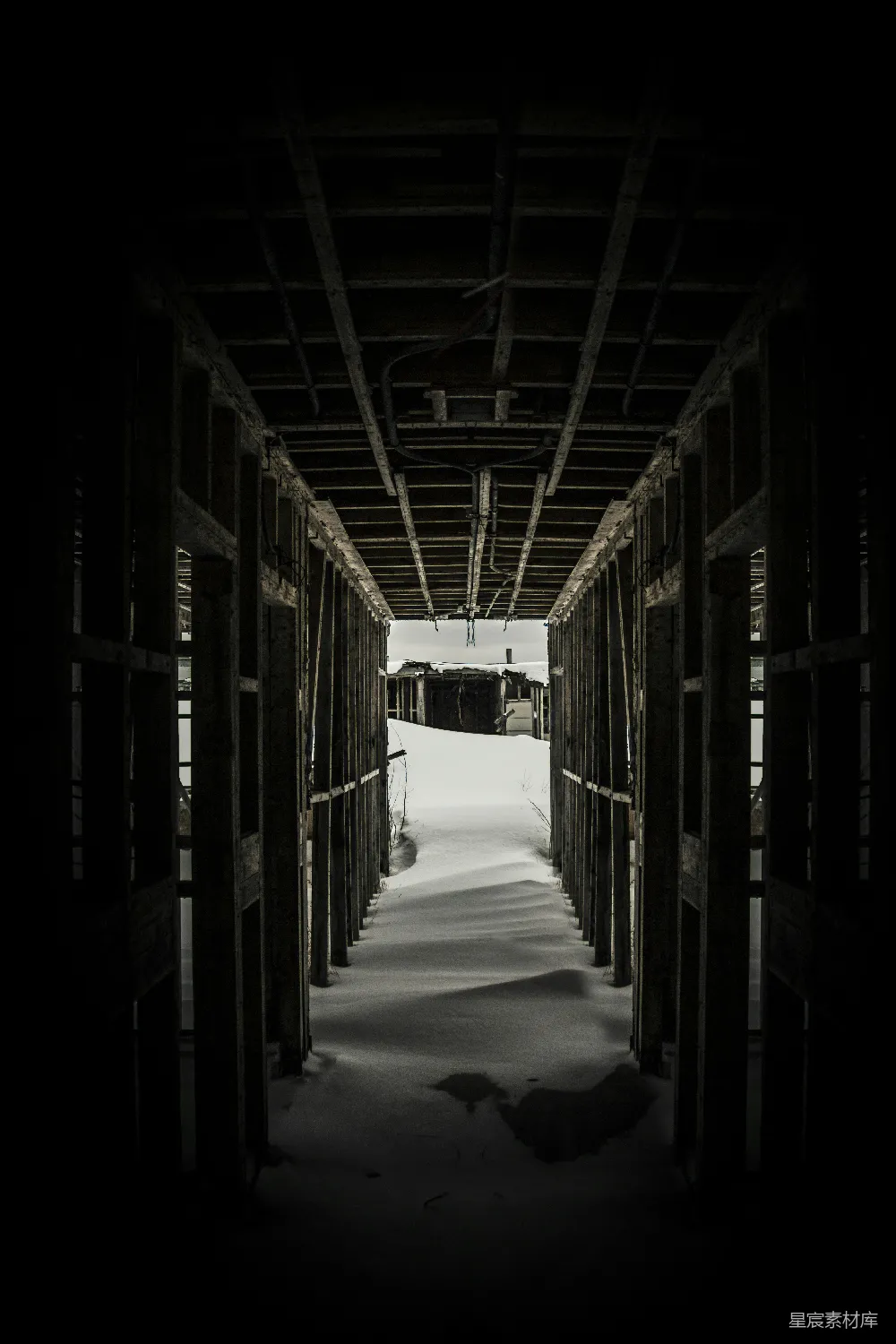 高清摄影 废弃建筑 雪景 走廊 阴郁 冬季 雪中的废弃建筑走廊