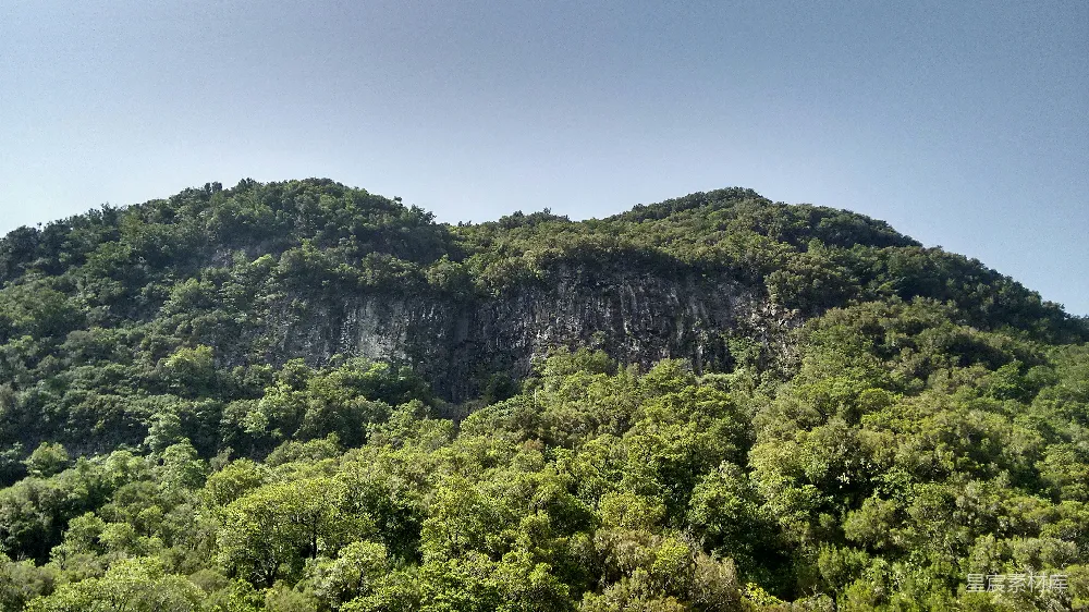 高清摄影 自然景观 山地风光 森林 户外 探险 森林覆盖的岩石山