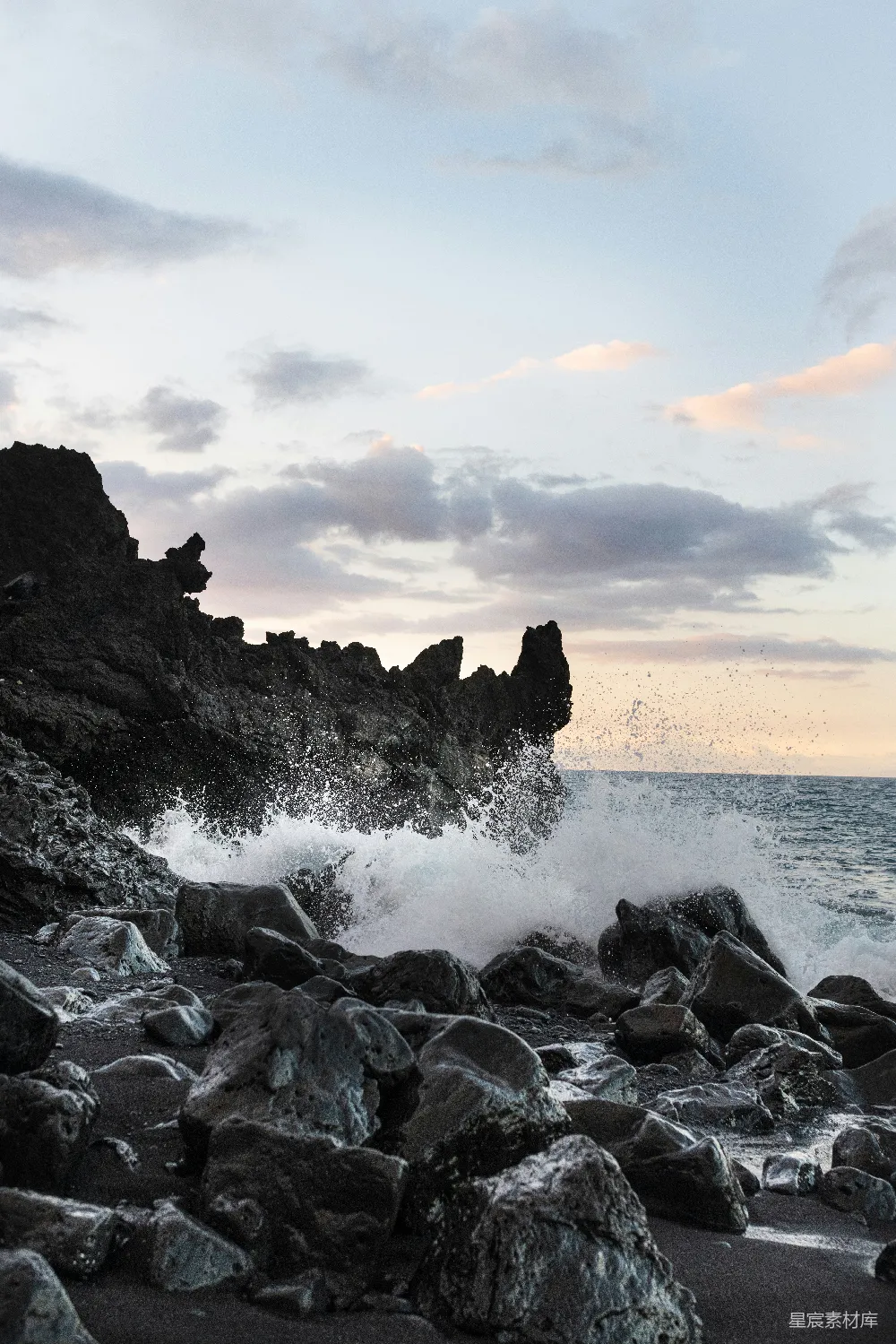 高清摄影 海浪 岩石 自然 动态 海岸 海浪撞击岩石的瞬间