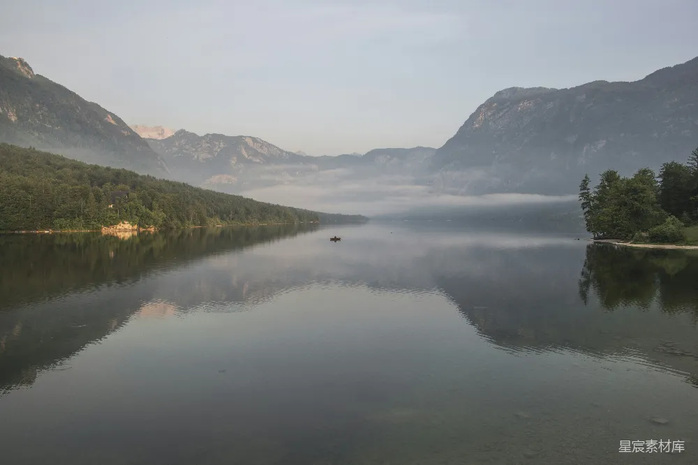 高清摄影 风景 宁静 山脉 湖景 自然 宁静的湖面与远处的山峰