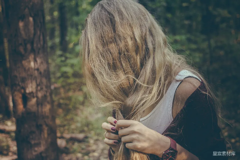 高清摄影 自然 森林 女性 户外 自然风光 森林中的女孩
