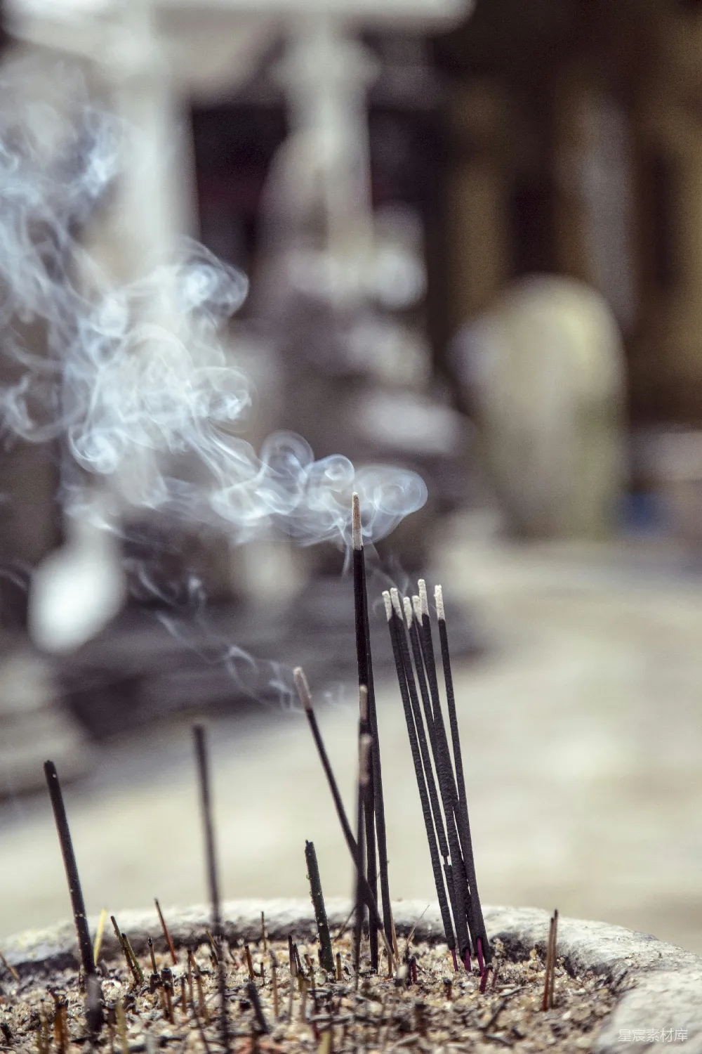 高清摄影 香烟 寺庙 宁静 宗教 文化 沉香袅袅，寺庙的静谧时光