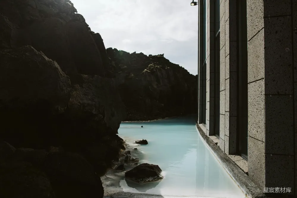 高清摄影 蓝湖温泉 冰岛 自然与建筑的和谐 旅行景点 度假 蓝湖温泉与岩石的对峙