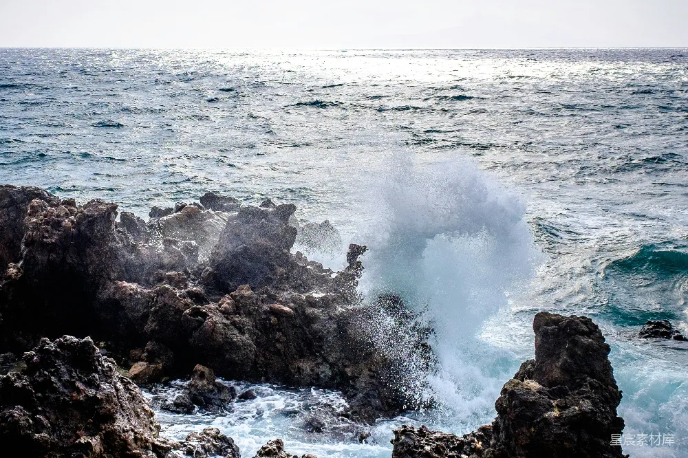 高清摄影 海浪 岩石 自然景观 海岸线 动态效果 海浪拍打岩石