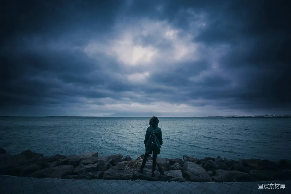 高清摄影 海岸线 阴天 孤独 风景 情感 海边的沉思者