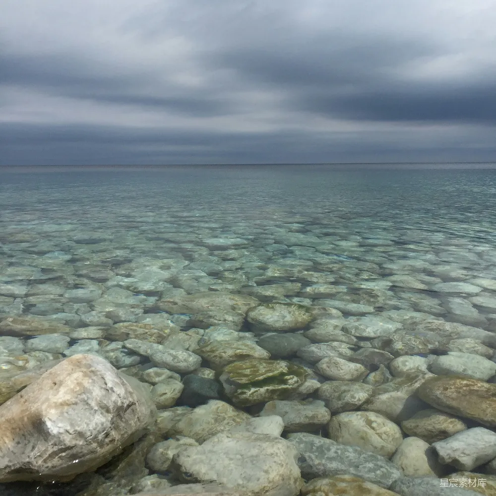 高清摄影 自然风光 海滩 岩石 平静 海岸线 石滩上的宁静海景