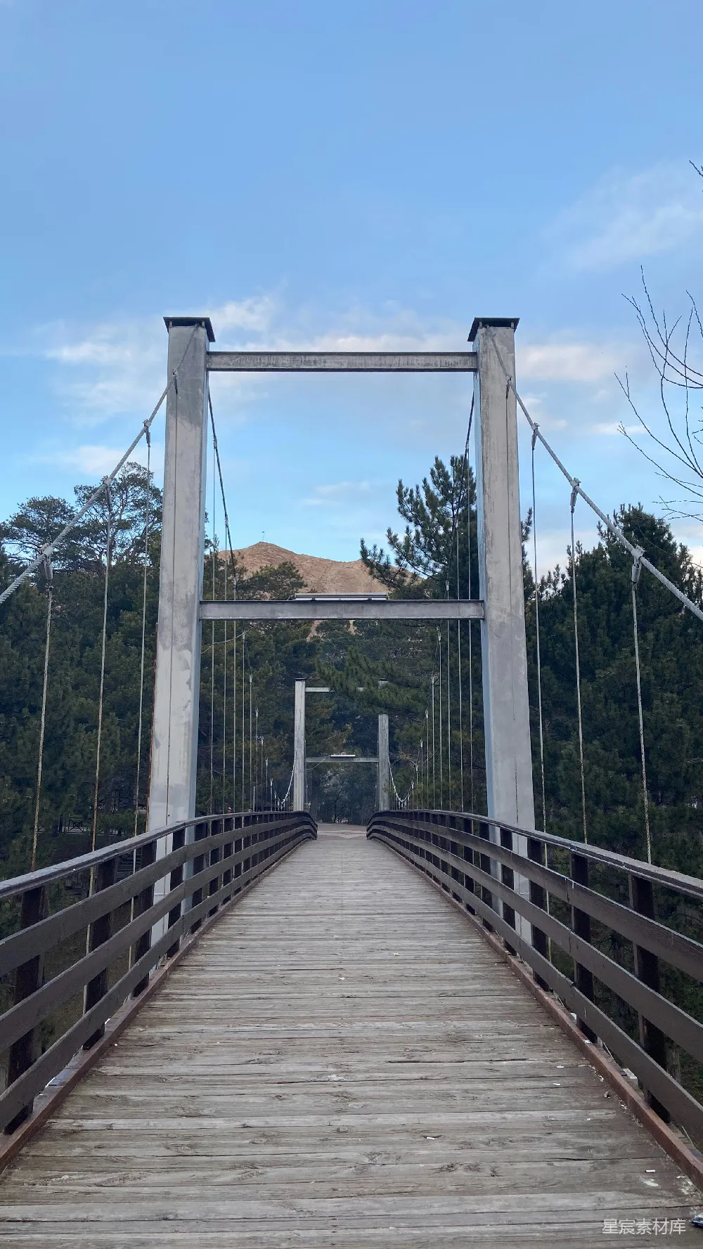 高清摄影 悬索桥 自然风光 户外 风景 桥梁 悬索桥上的风景