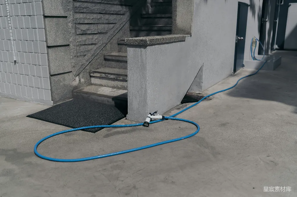 高清摄影 户外场景 水管 建筑 生活用品 日常 户外水龙头与蓝色水管