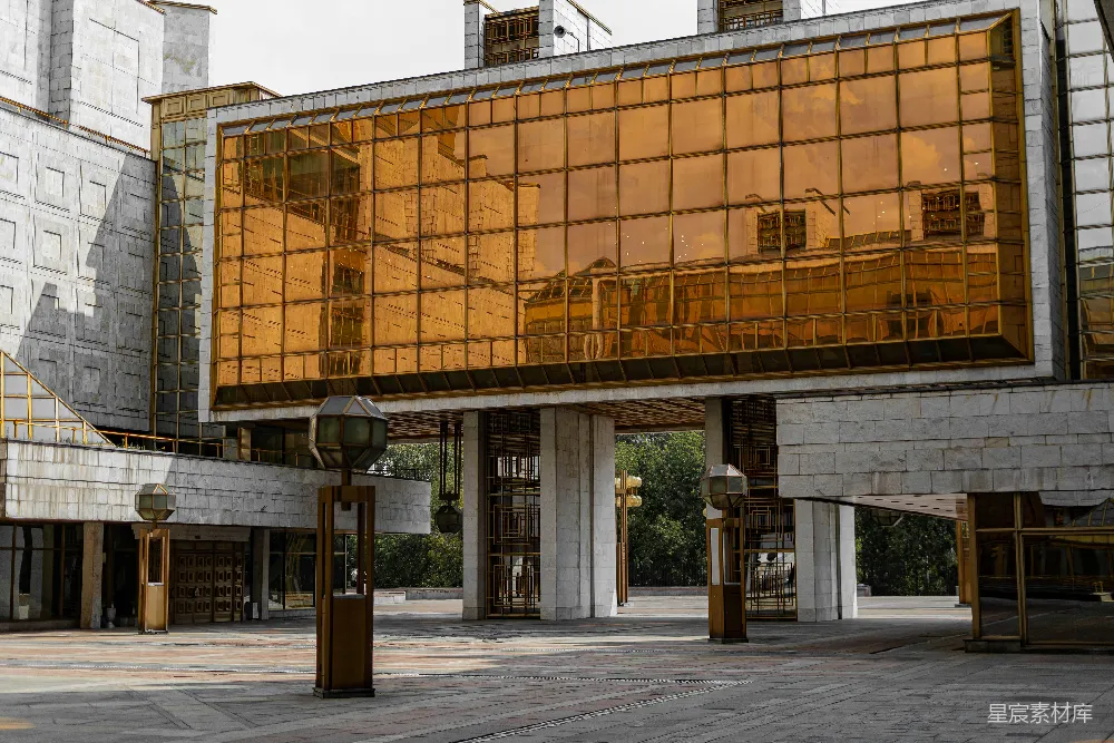 高清摄影 建筑 现代 反射 城市景观 艺术 金色玻璃建筑的光影倒影