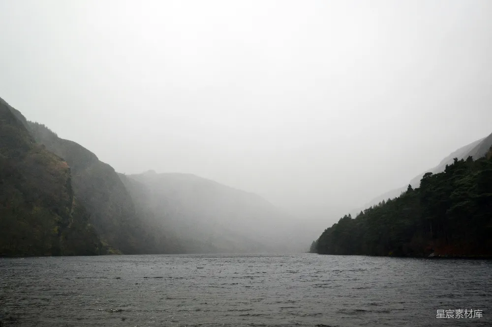 高清摄影 自然风光 晨雾 湖泊 山脉 宁静 雾中的湖泊与山峦