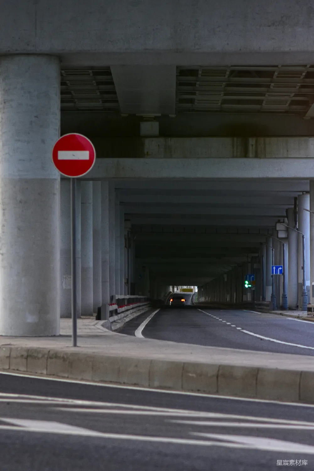 高清摄影 隧道 禁止通行 交通标志 城市景观 道路 隧道入口禁止通行