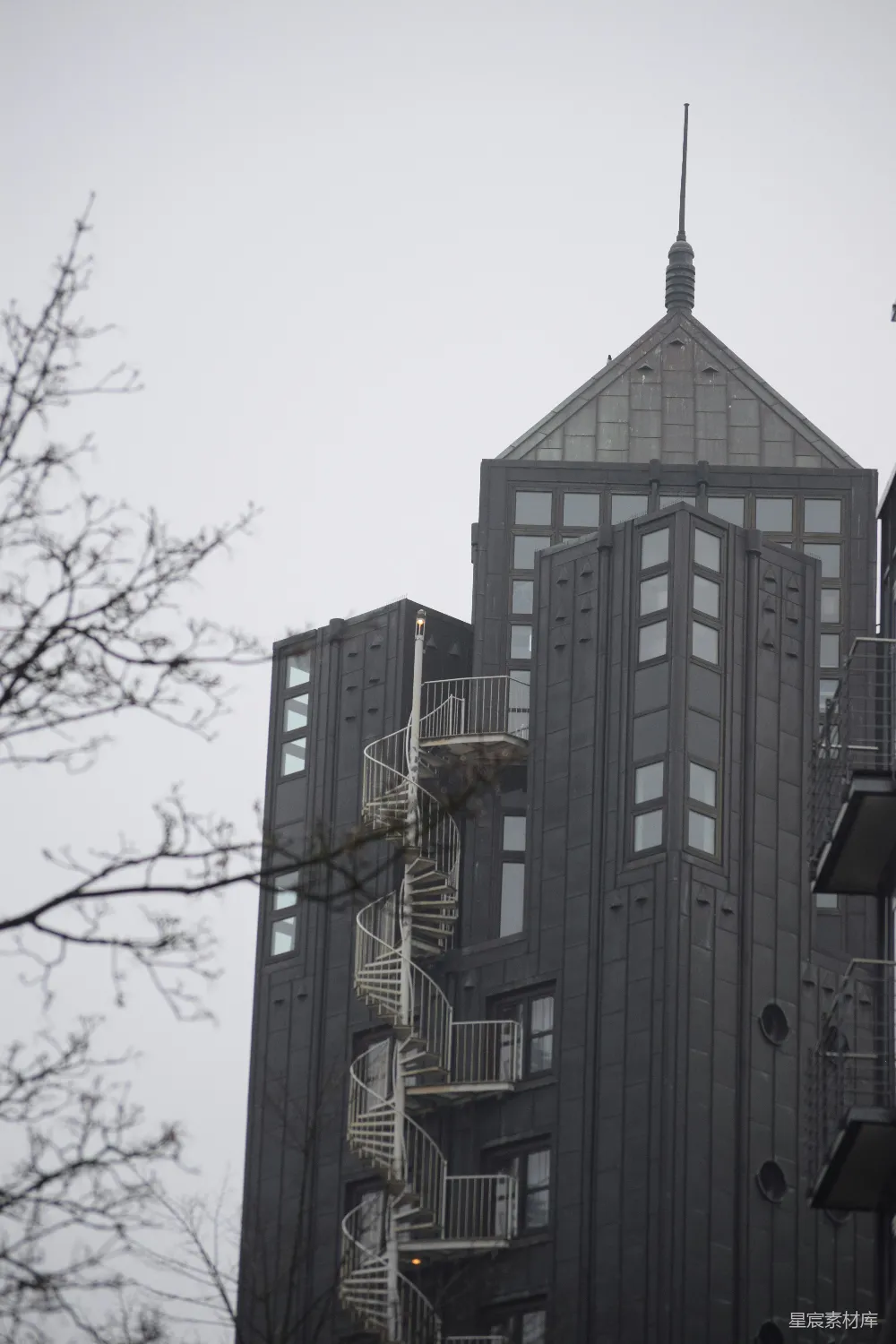 高清摄影 建筑 现代风格 城市景观 工业设计 城市风貌 灰色建筑与螺旋楼梯