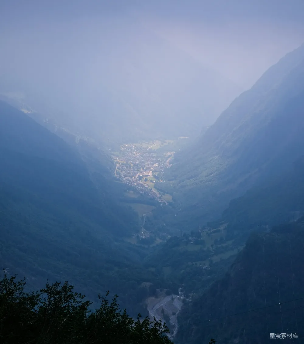 高清摄影 山谷 小镇 自然景观 风景 户外 山谷中的小镇