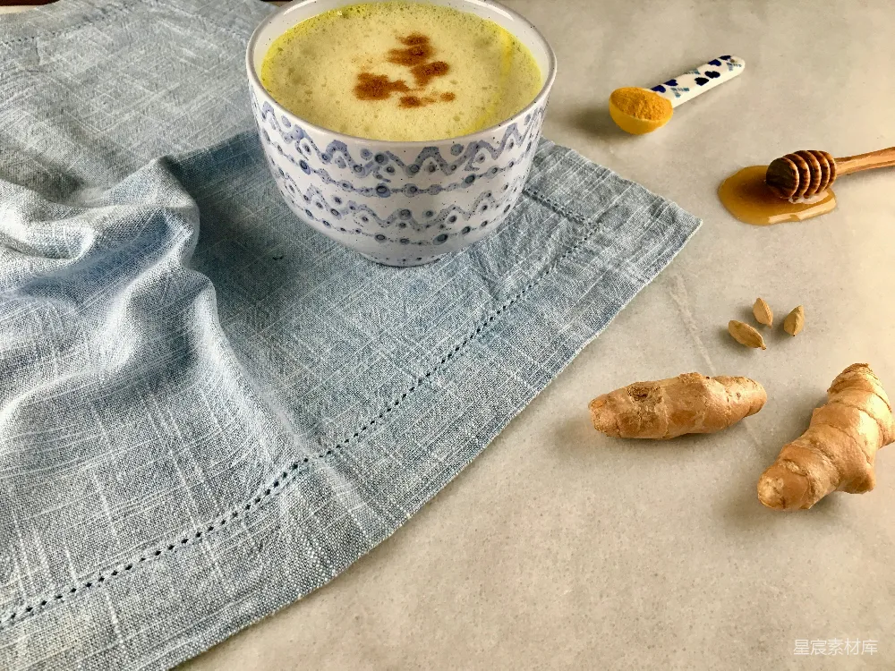 高清摄影 姜黄拿铁 健康饮品 早餐 手绘陶瓷 自然风格 姜黄拿铁：健康与美味的完美结合