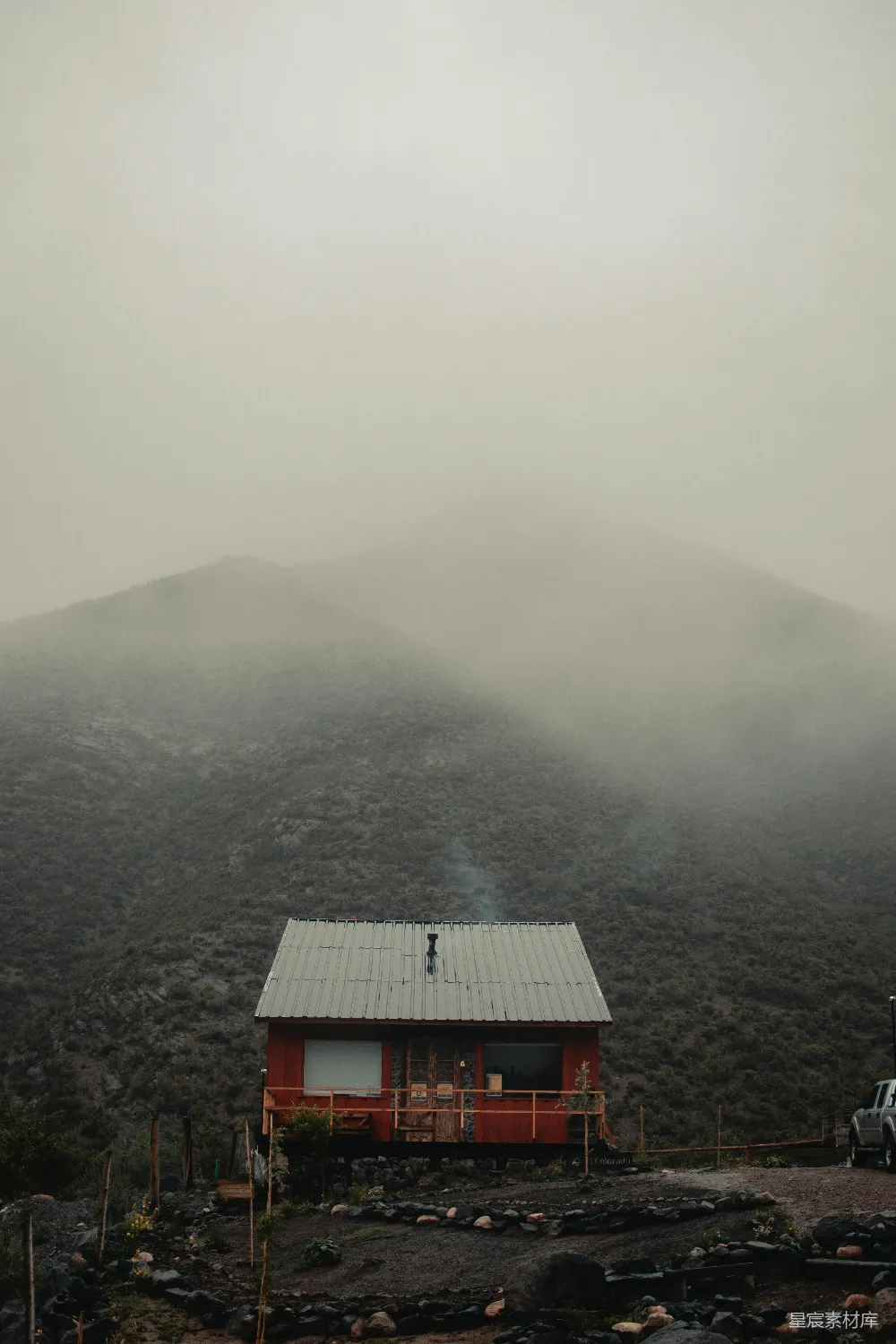 高清摄影 山雾 小屋 自然景观 宁静 户外 雾中的小屋
