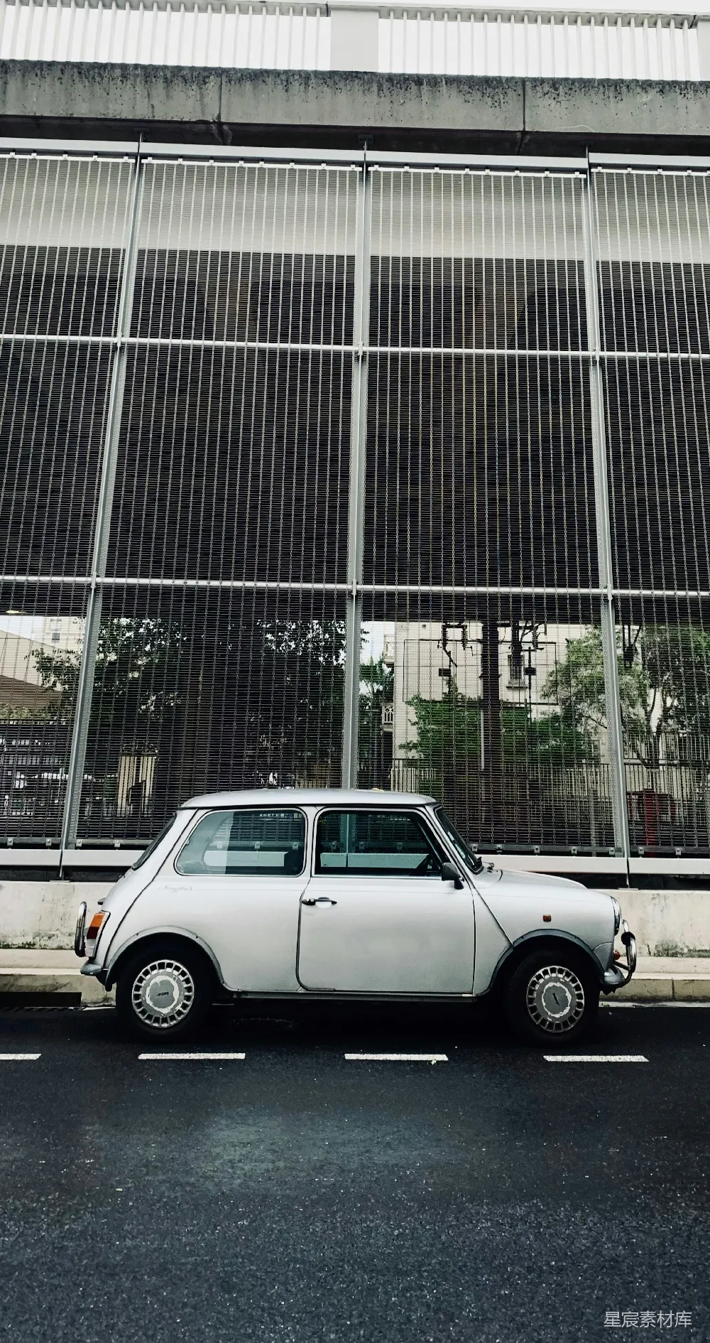 高清摄影 复古汽车 城市风景 经典设计 街道摄影 怀旧风格 经典Mini Cooper停在城市街头