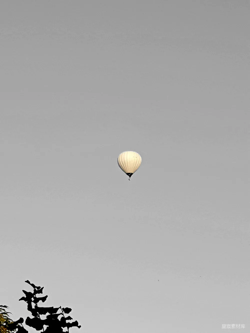 高清摄影 热气球 天空 自然 旅行 宁静 空中漂浮的热气球