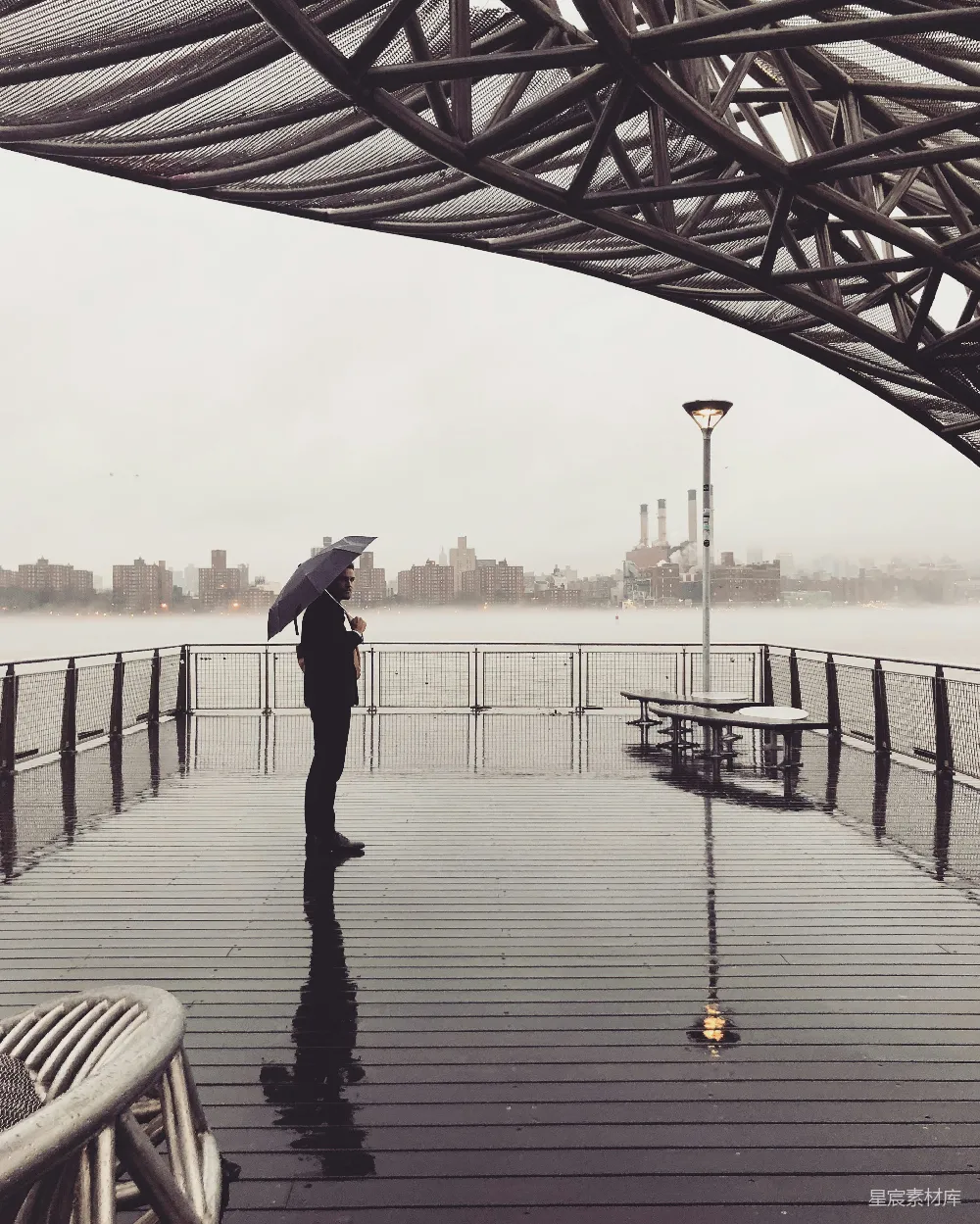 高清摄影 雨天 孤独 城市 码头 都市 雨中码头的孤独身影