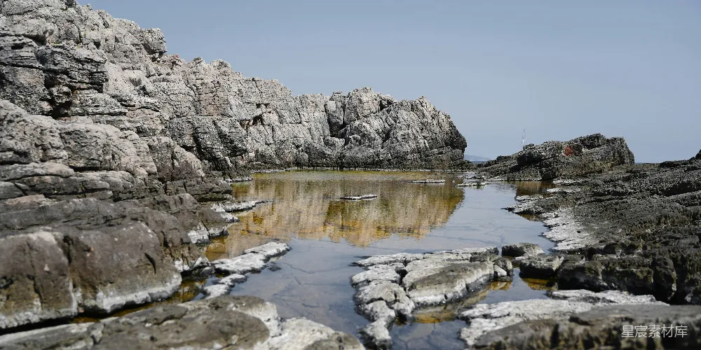 高清摄影 岩石 海水 宁静 自然 海岸 岩石与海水的宁静时光