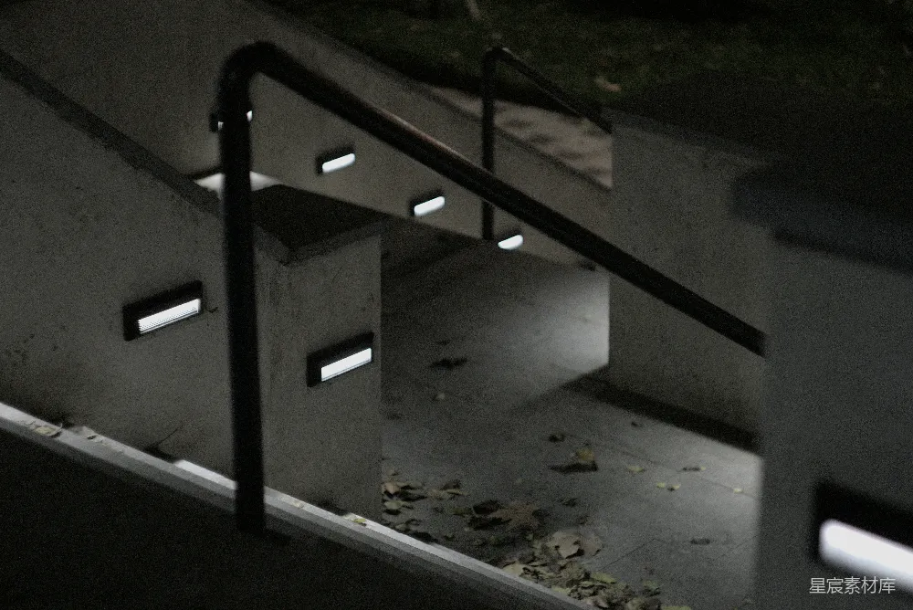 高清摄影 楼梯 光影 昏暗 城市 建筑 昏暗楼梯上的光影