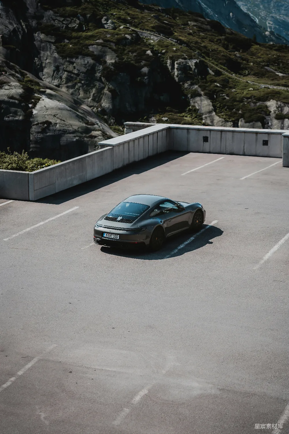 高清摄影 山景 跑车 豪华 户外 风景 山间停靠的豪华跑车